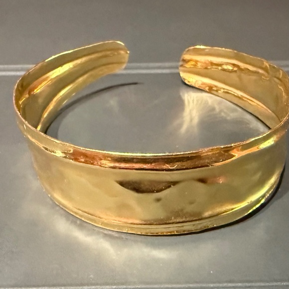 14K Gold Hammered Cuff Bracelet Stamped Italy - Picture 2 of 11